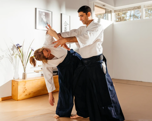 Mężczyzna z kobietą trenujący qin na chwyt w kung fu