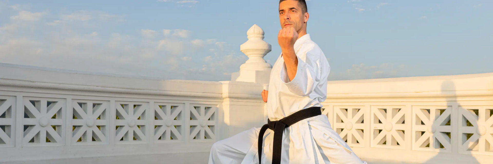 Mężczyzna w karatedze trenujący goju-ryu karate