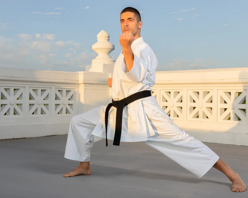 Mężczyzna w karatedze trenujący goju-ryu karate