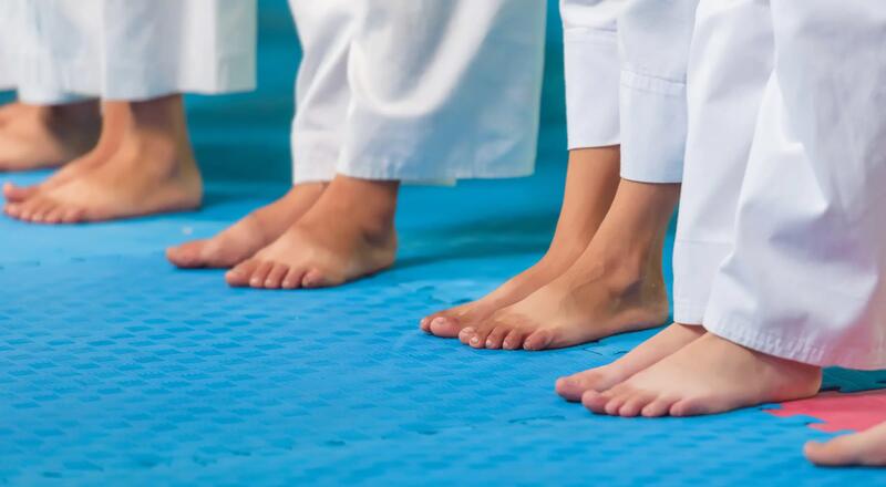 Heisoku dachi (closed feet stance) w karate – zamknięte stopy