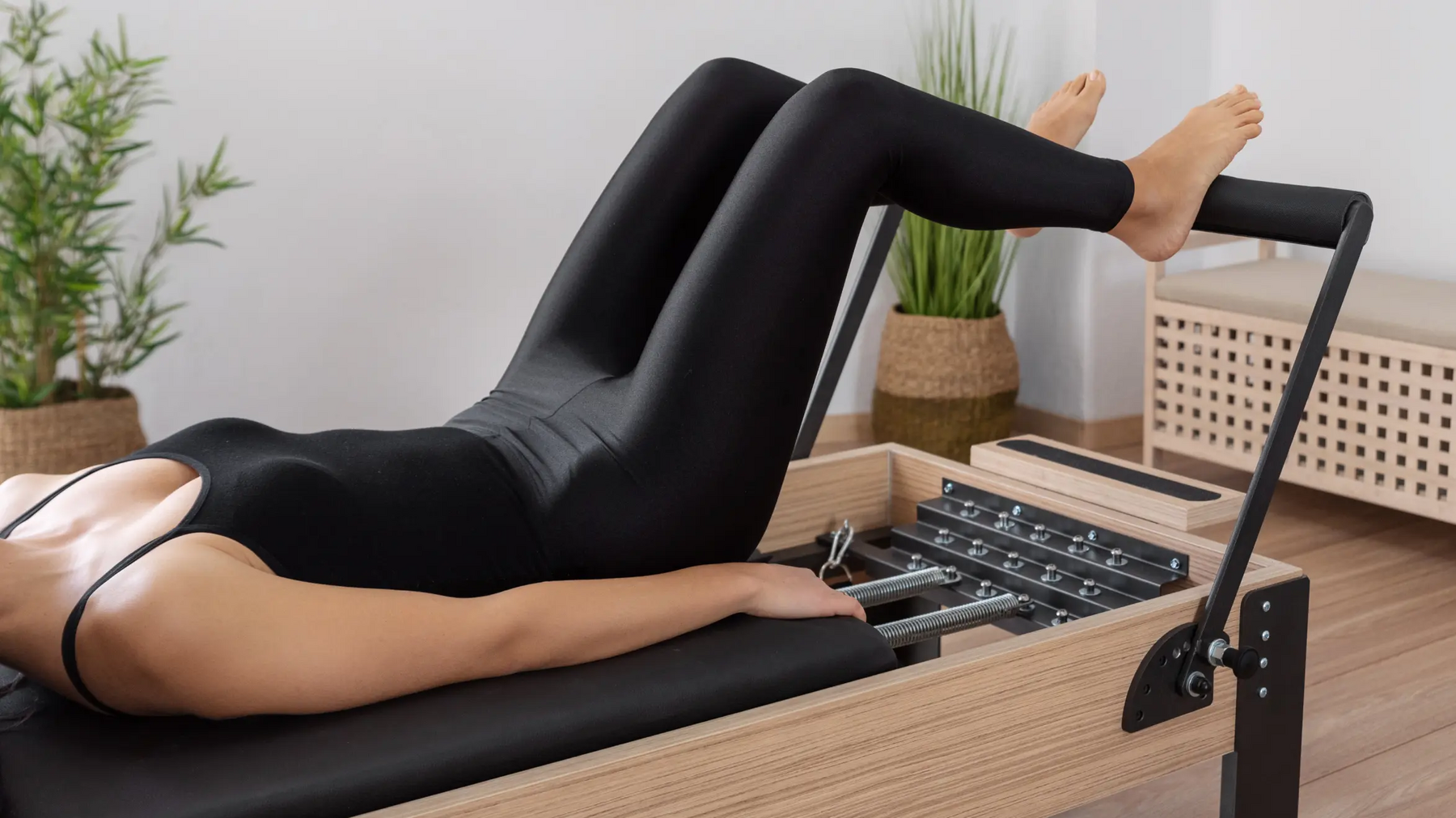 Kobieta ćwicząca pilates footwork na reformerze