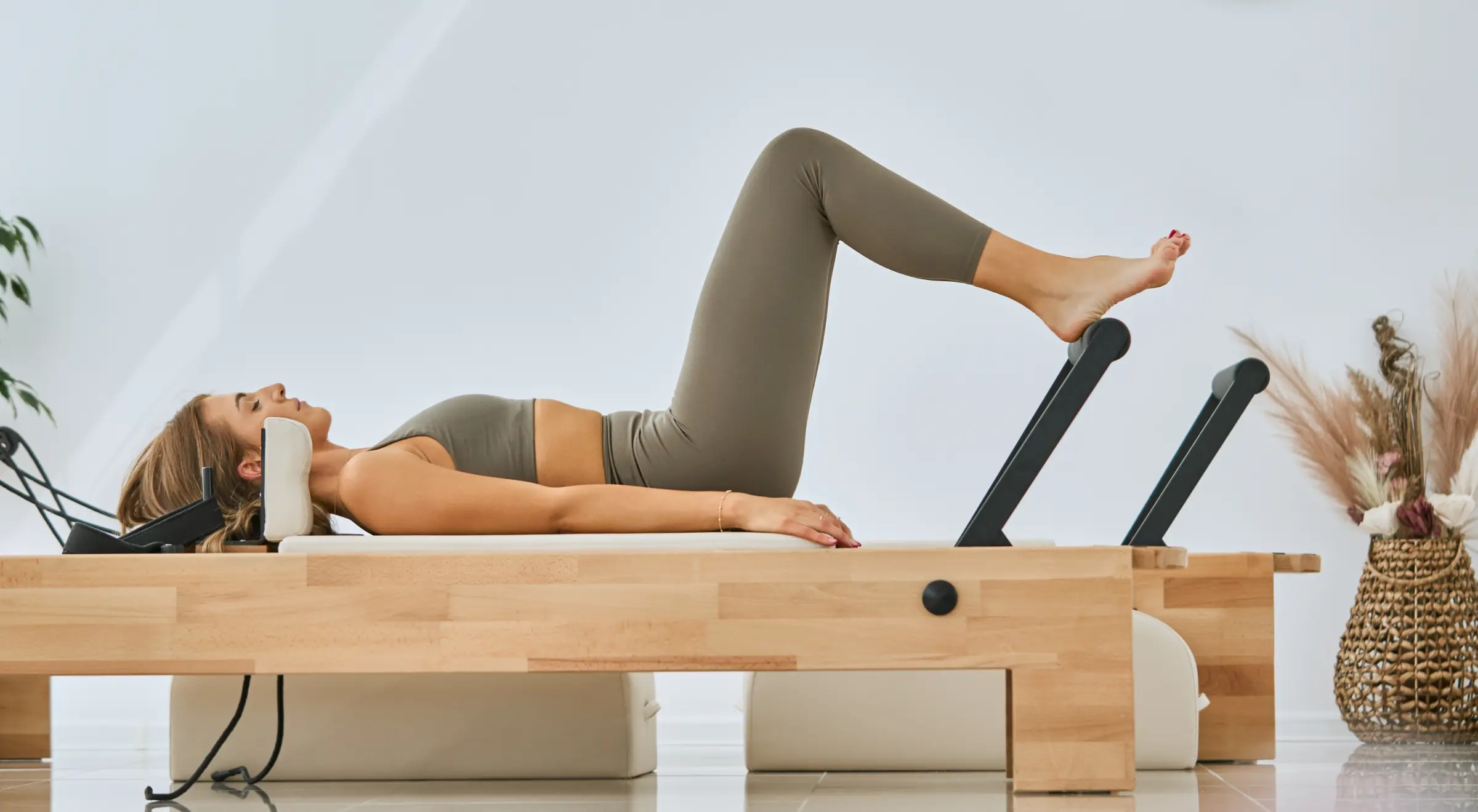 Pilates footwork na reformerze – ćwiczenie stóp i nóg krok po kroku