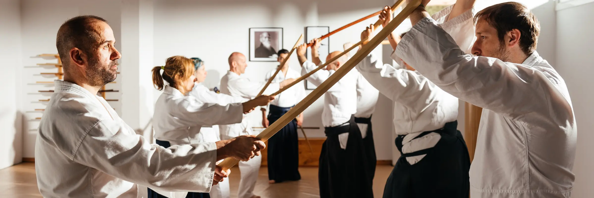 Ludzie ćwiczący kenjutsu japońską sztukę walki z mieczem