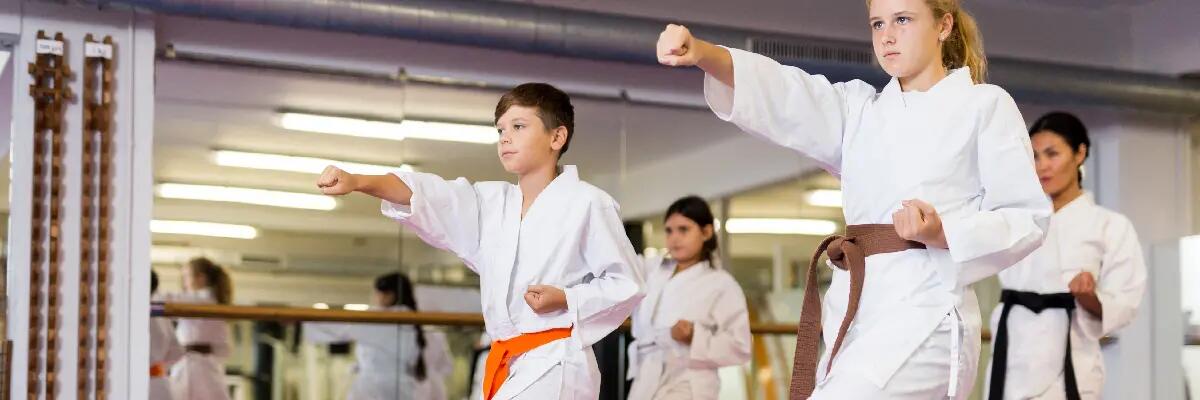 Ludzie w karategach ćwiczący karate
