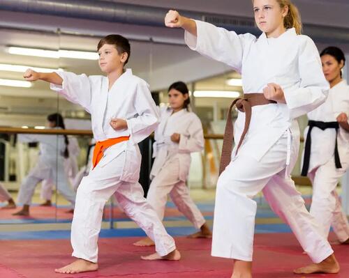 Ludzie w karategach ćwiczący karate