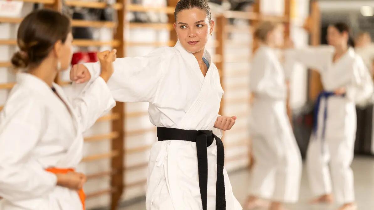 Kobiety w karategach trenujące karate