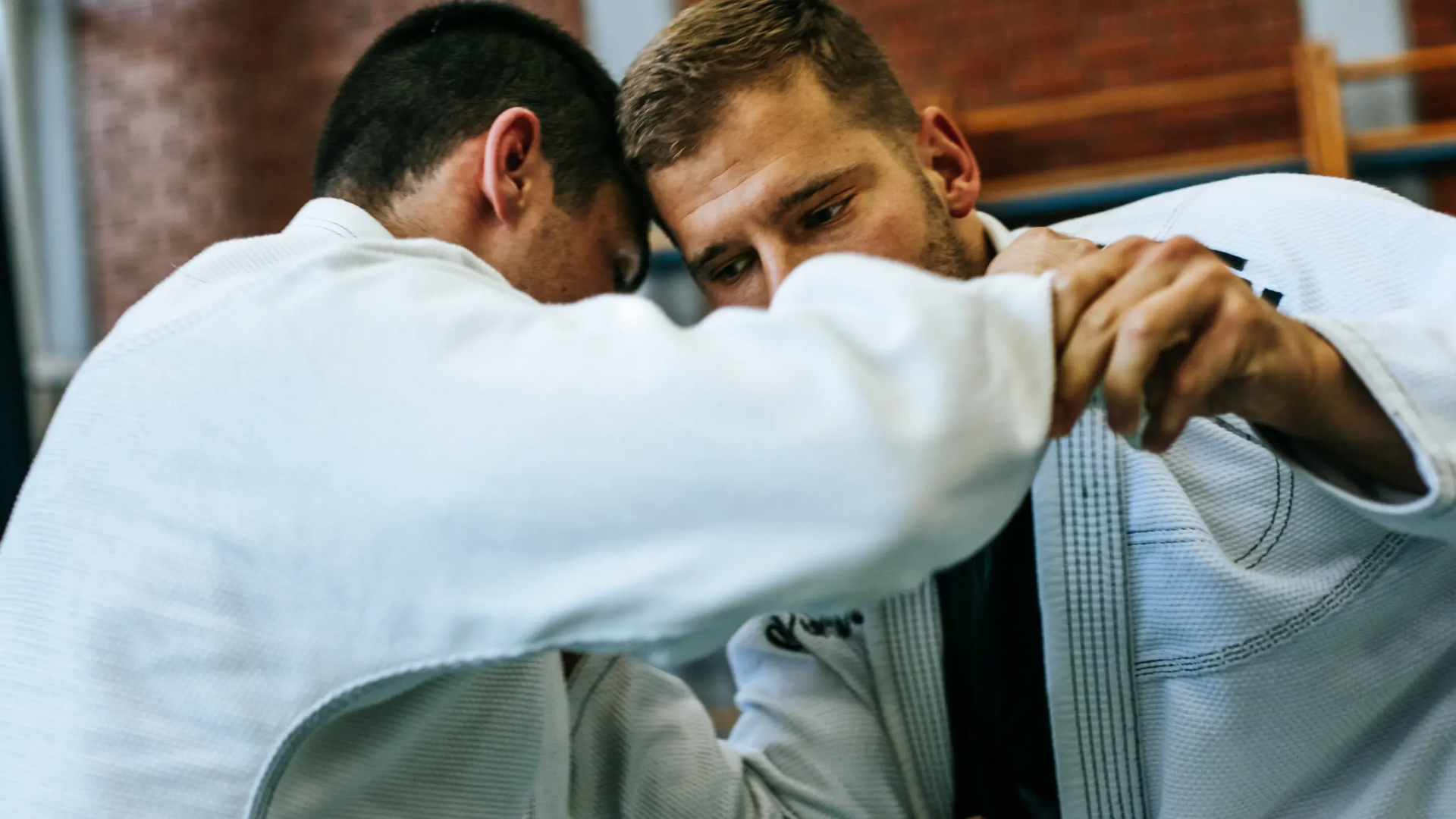 Mężczyźni trenujący kuzushi w judo
