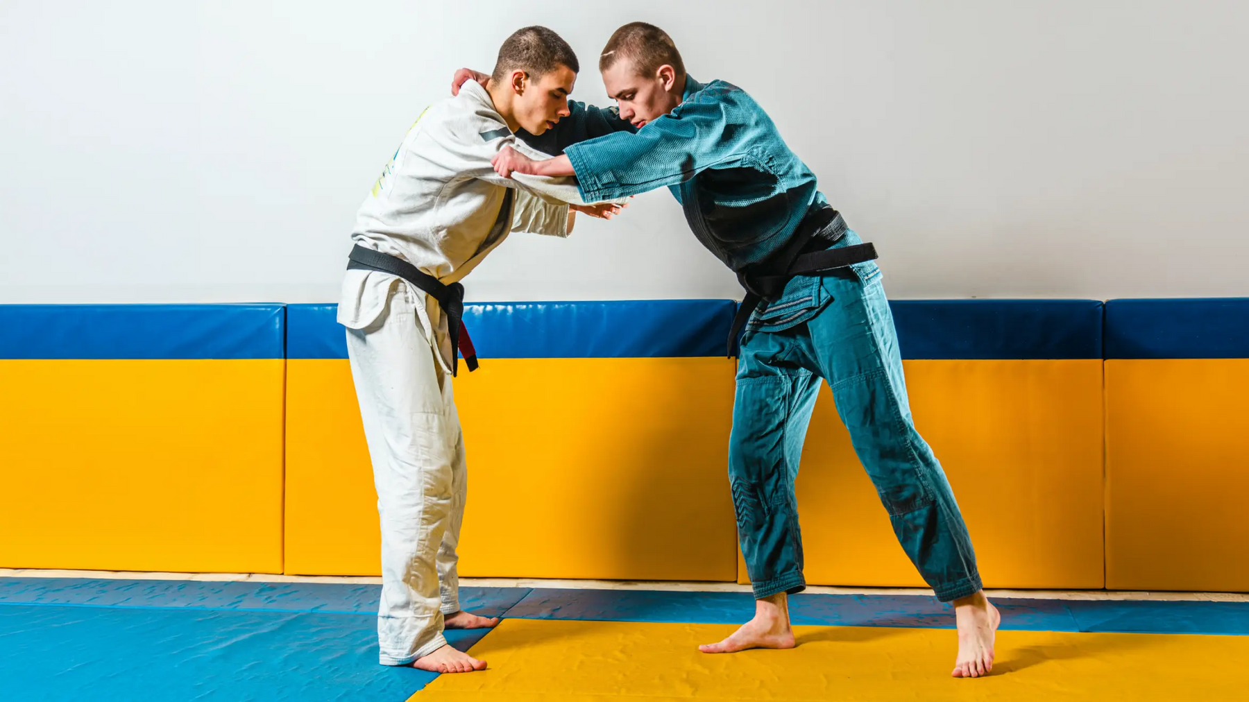 Chłopaki trenujący kuzushi w judo