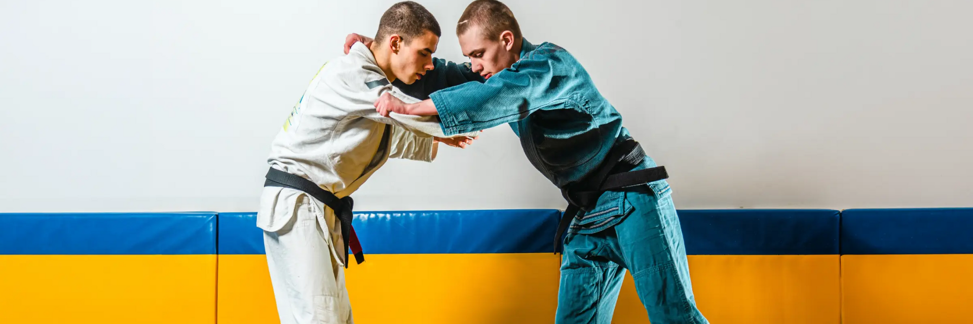 Chłopaki w judogach trenujący kuzushi w judo