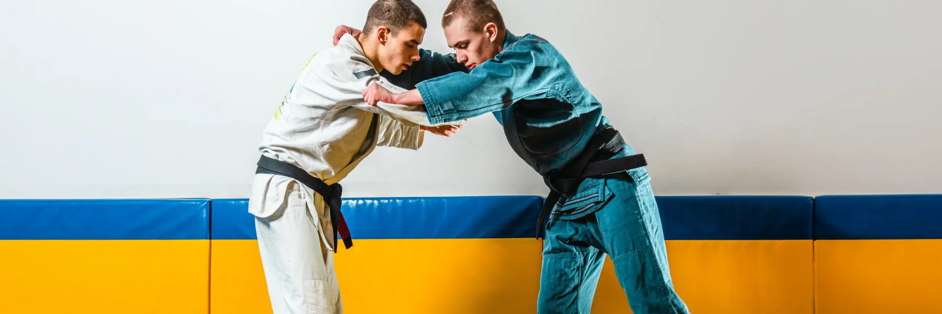 Chłopaki trenujący kuzushi w judo