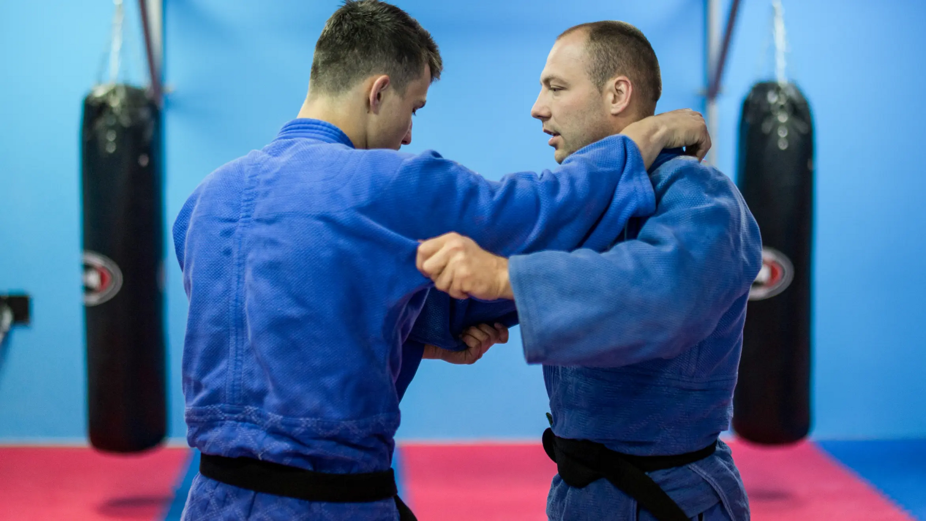 Mężczyźni trenujący kuzushi w judo