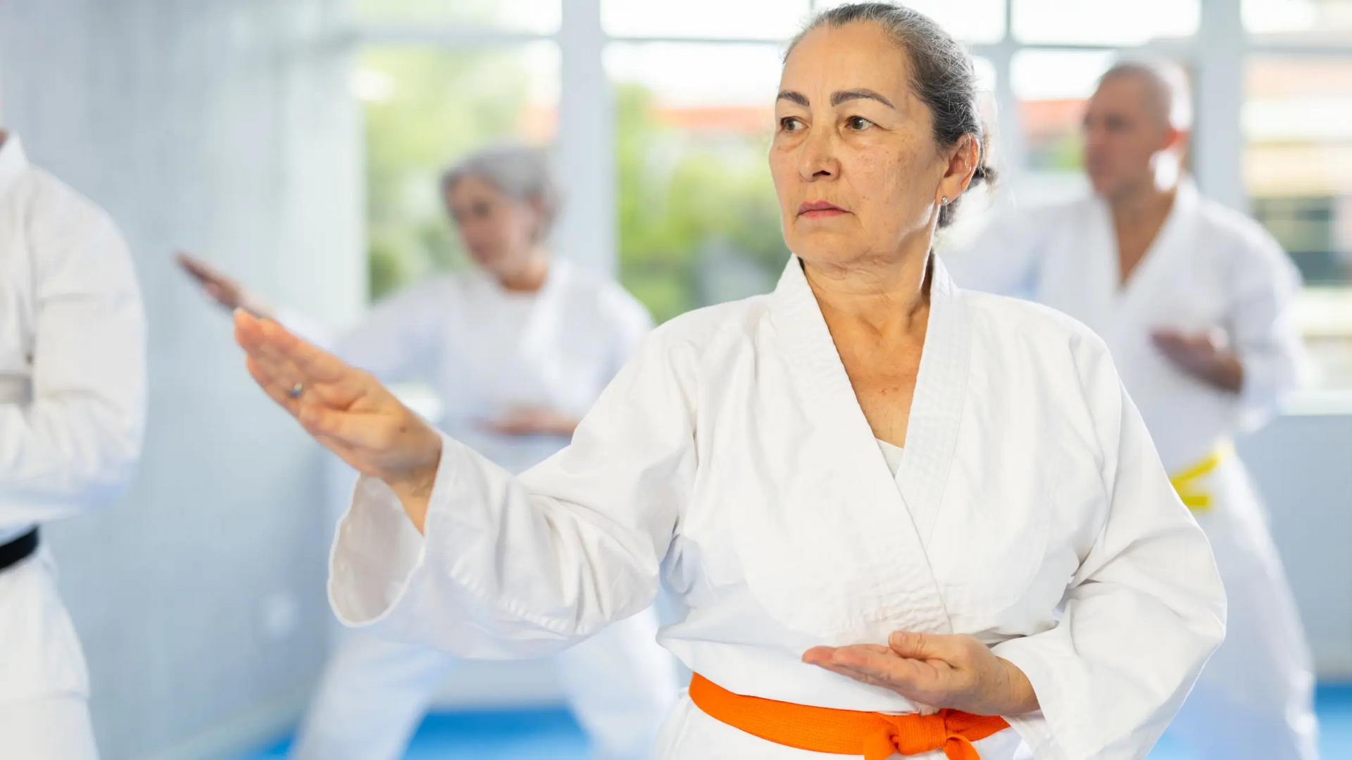 Ludzie trenujący karate w karategach