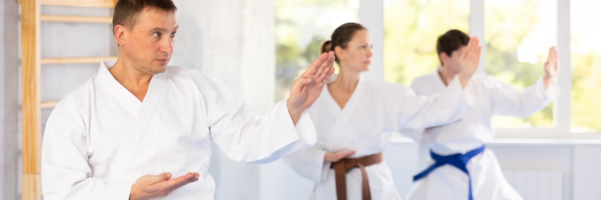 Ludzie w karategach trenujący karate