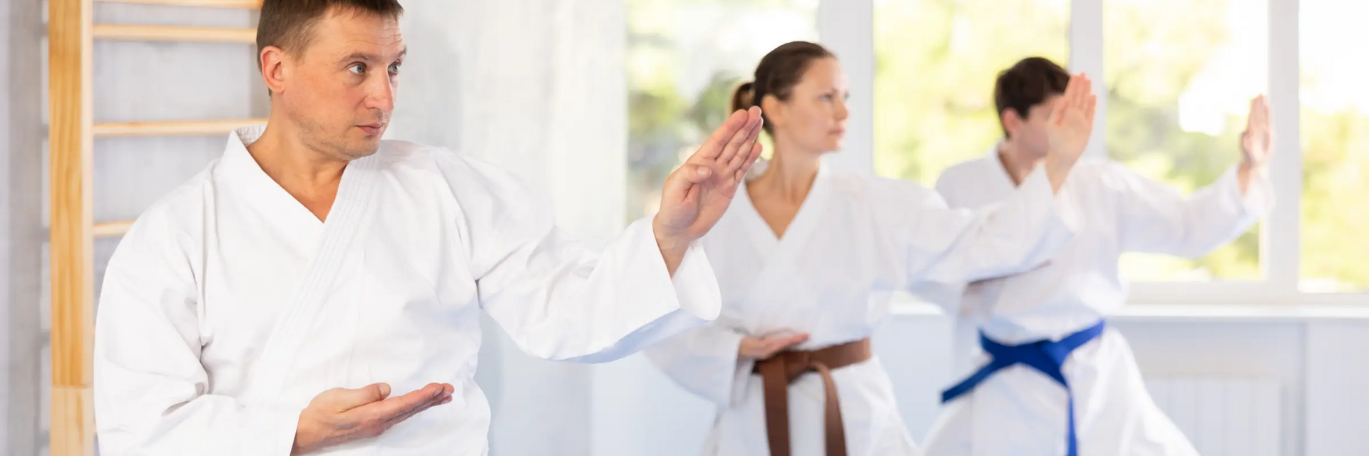 Troje ludzi w karategach trenujący karate