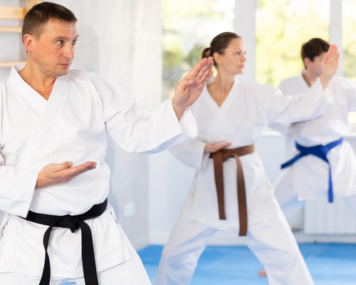 Troje ludzi w karategach trenujący karate