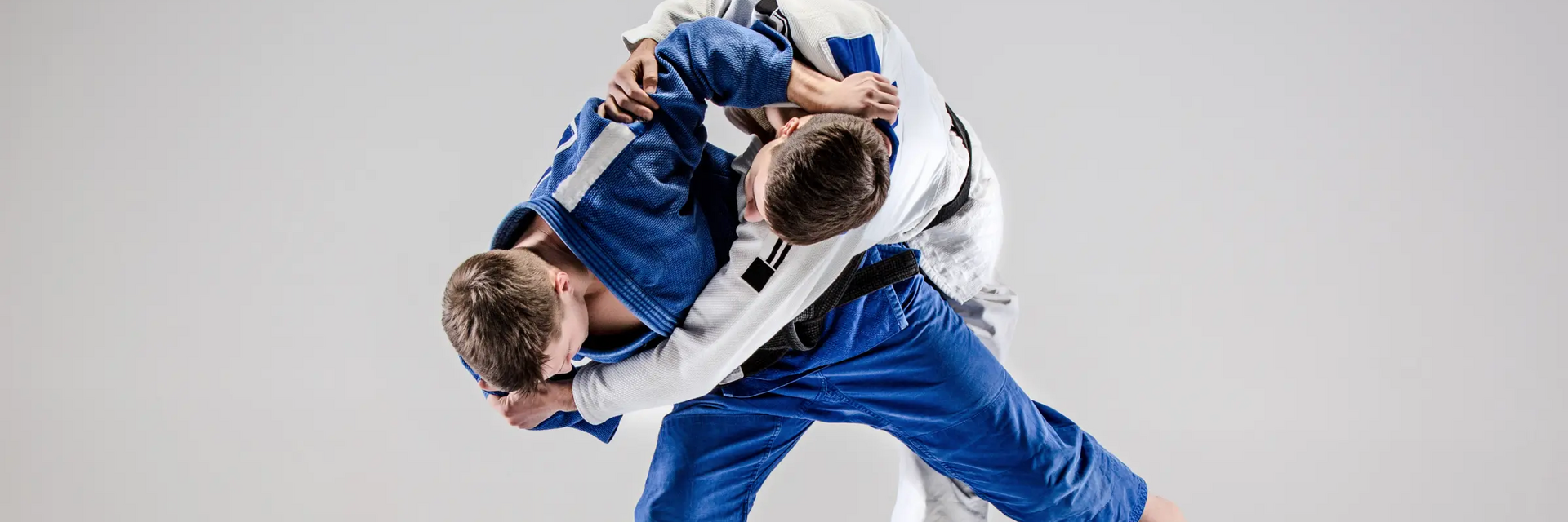 Mężczyźni trenujący uchi mata w judo