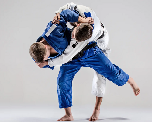 Mężczyźni trenujący uchi mata w judo