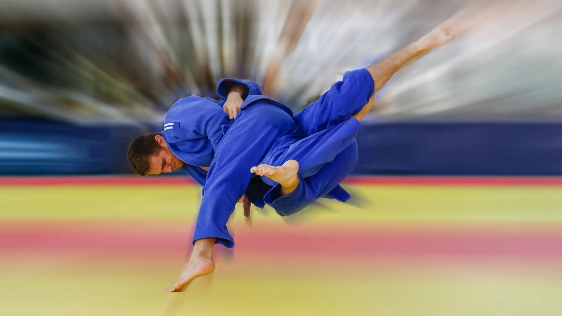 Dwóch mężczyzn trenujących uchi mata w judo