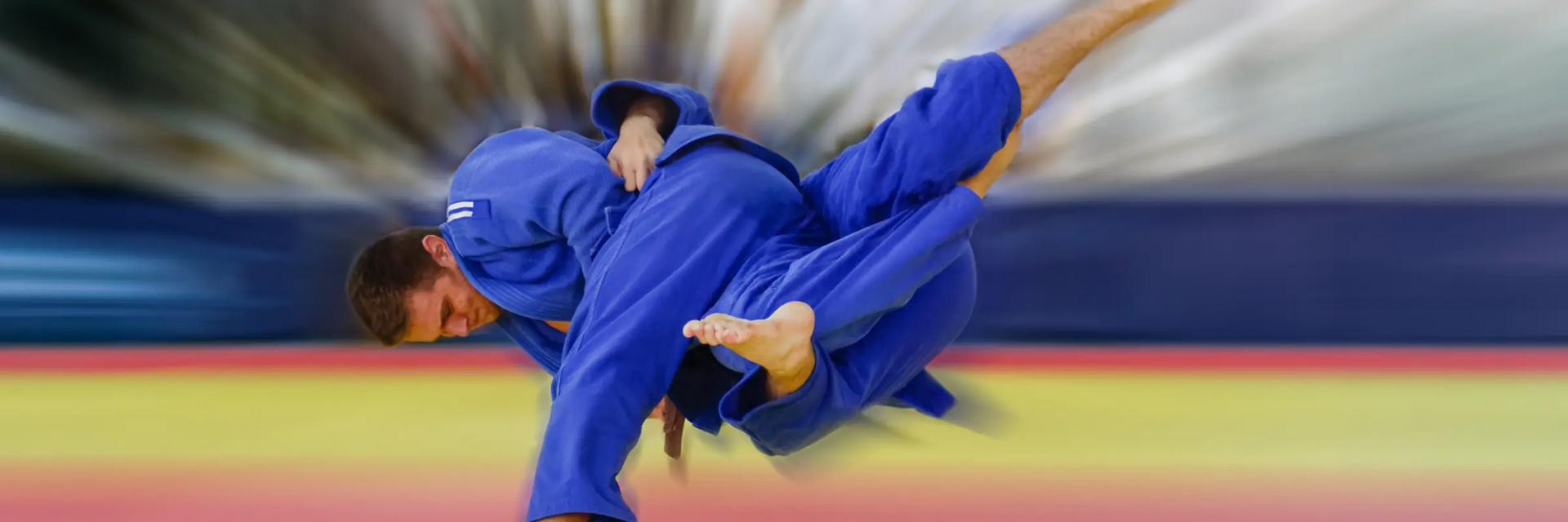 Dwóch mężczyzn trenujących w judo