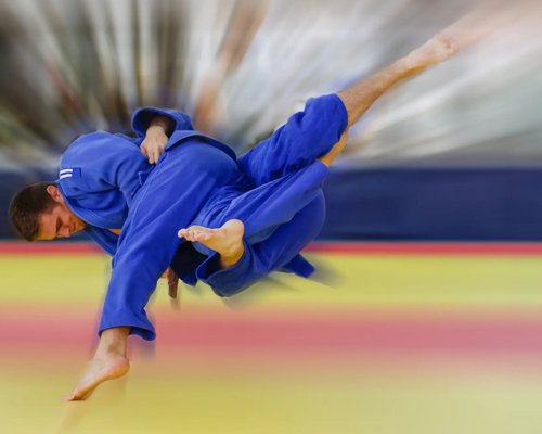 Dwóch mężczyzn trenujących w judo