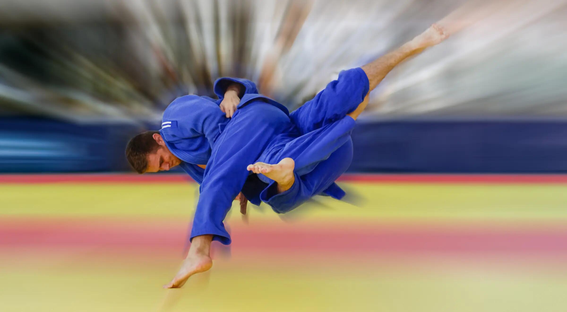 Dwóch mężczyzn trenujących w judo