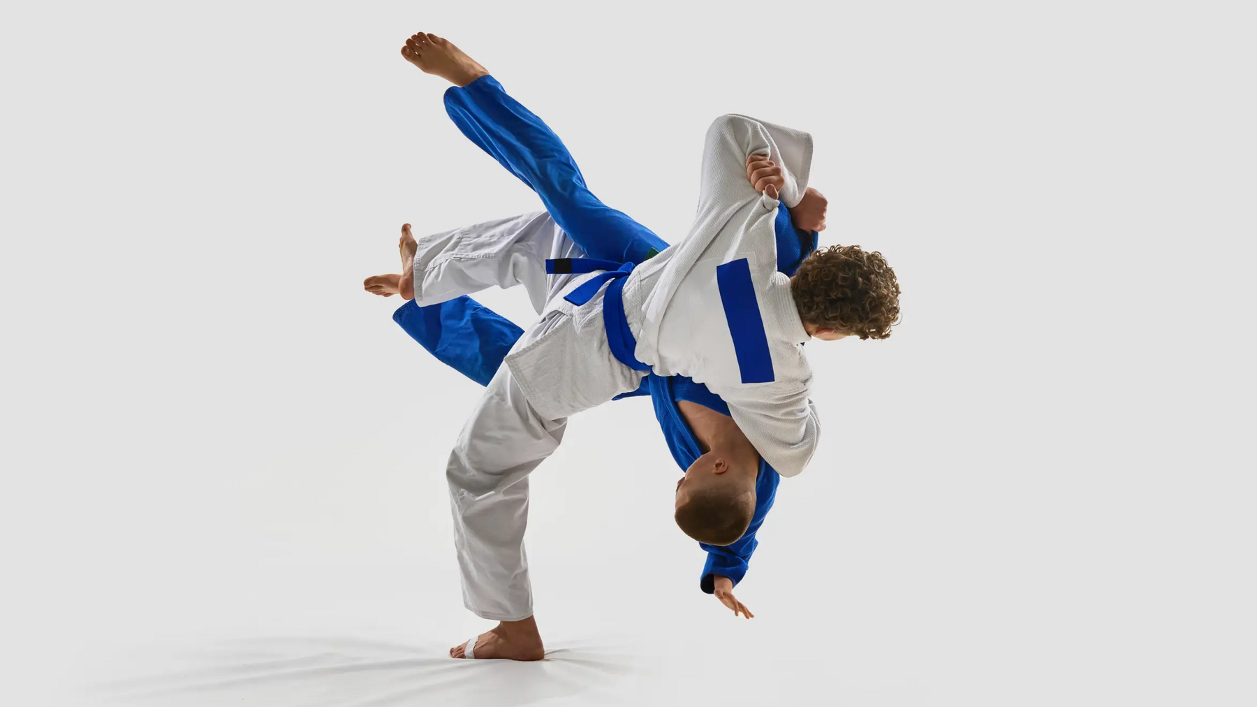 Dwóch mężczyzn trenujących uchi mata w judo