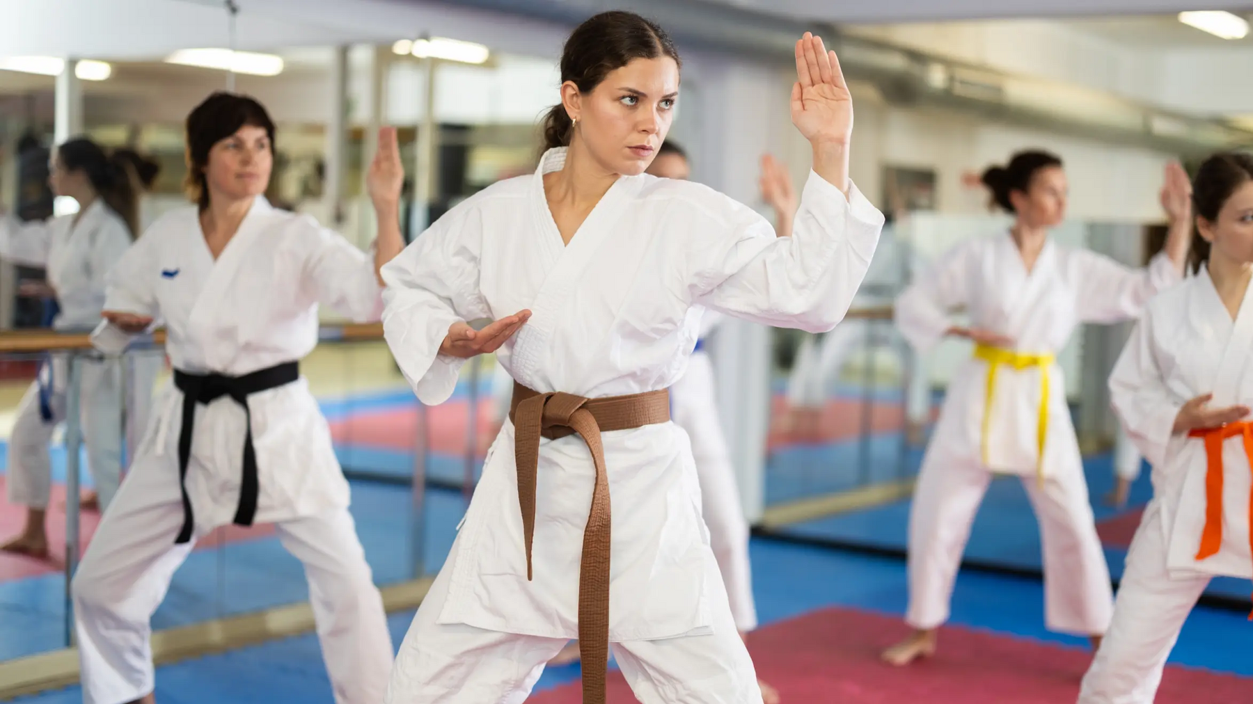 Ludzie w karategach trenujący karate