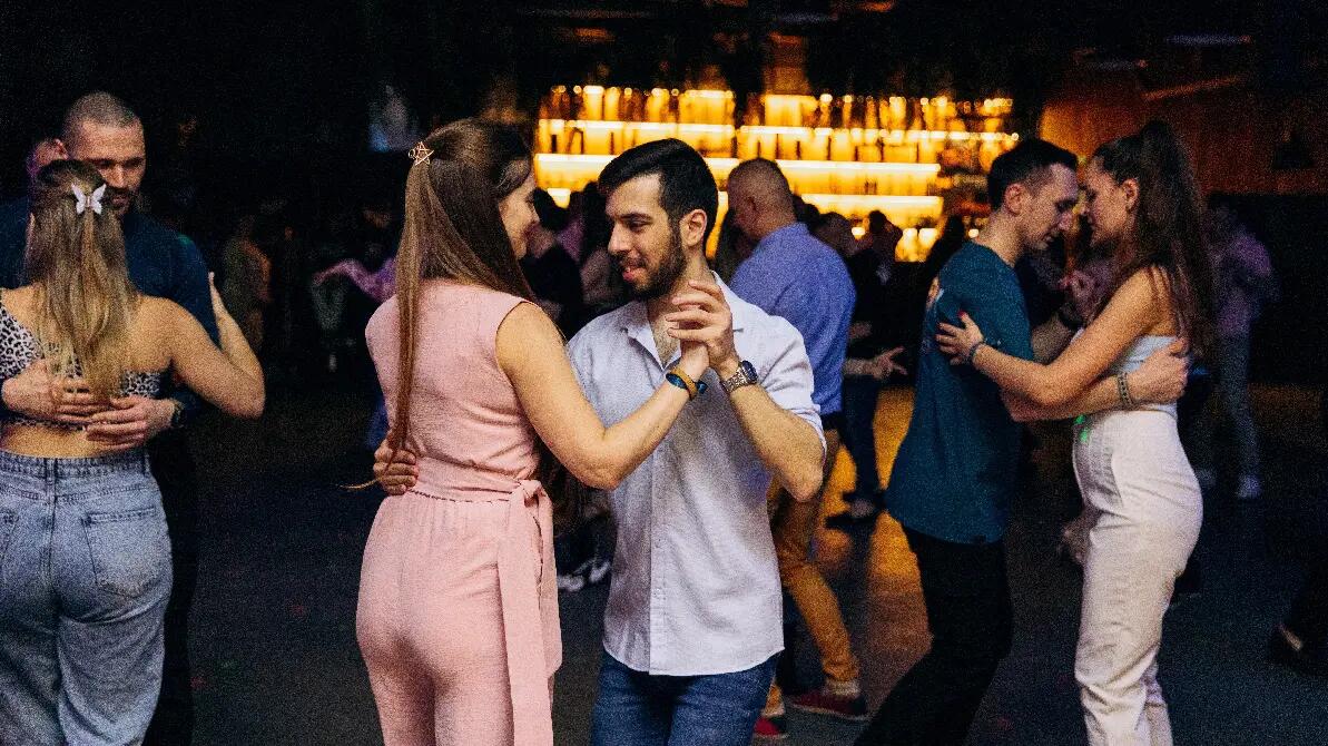 Ludzie tańczący w lokalu w parach