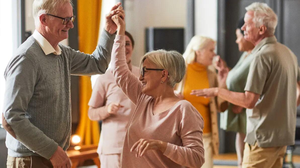 Seniorzy tańczący na zajęciach tanecznych