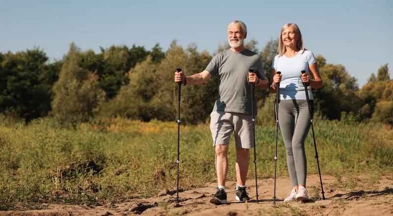 Nordic walking dla seniora – co daje marsz z kijami?