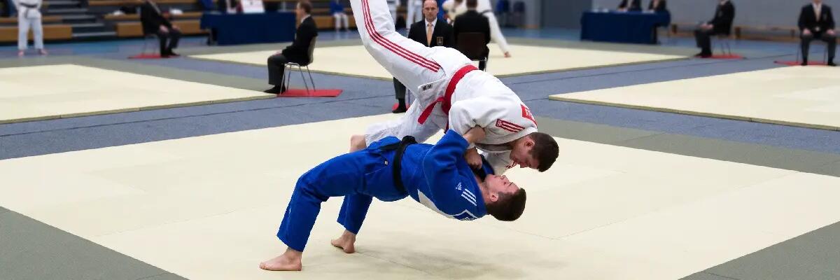 Dwóch mężczyzn trenujących ura nage w judo