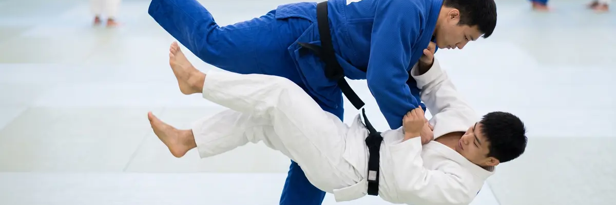 Dwóch mężczyzn trenujących osoto gari w judo