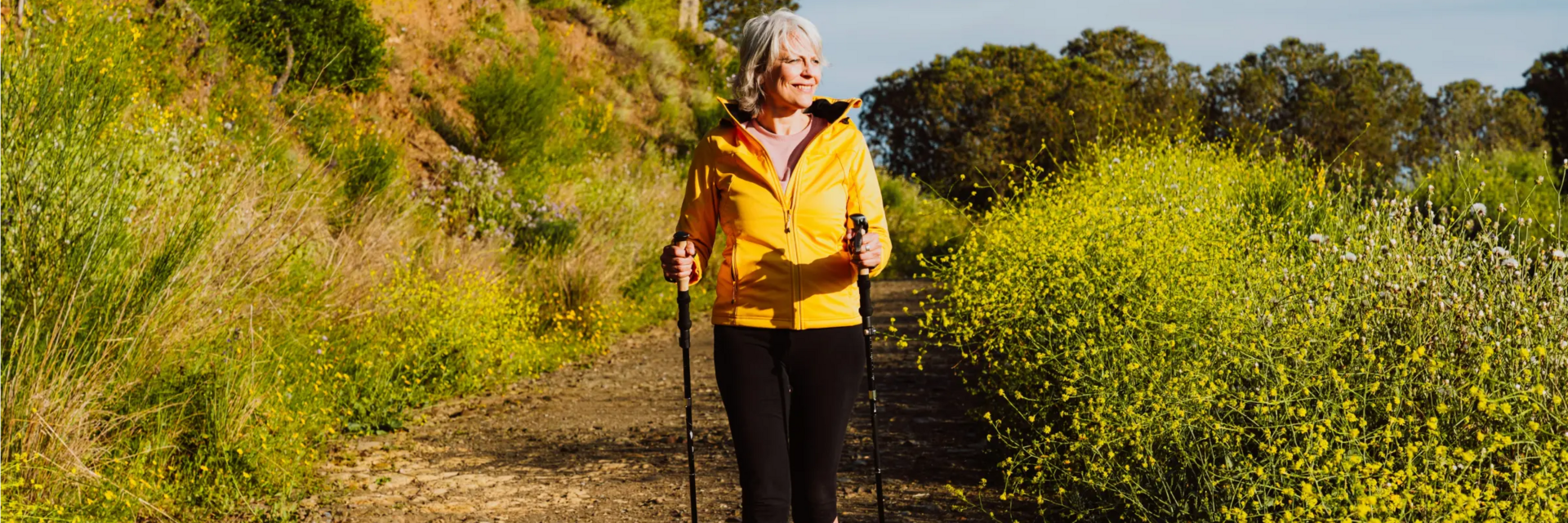 Kobieta trenująca nordic walking
