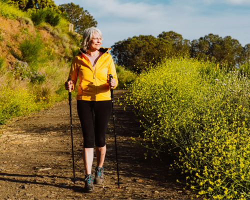 Kobieta trenująca nordic walking