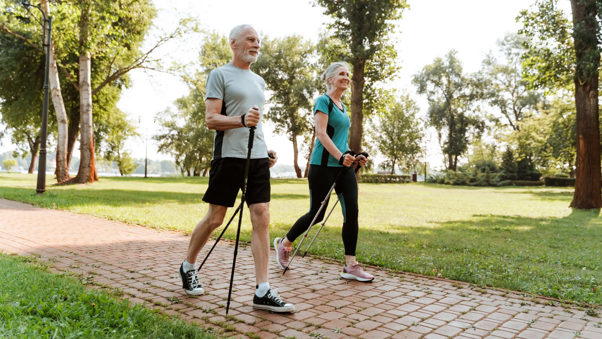 Seniorzy uprawiający nordic walking