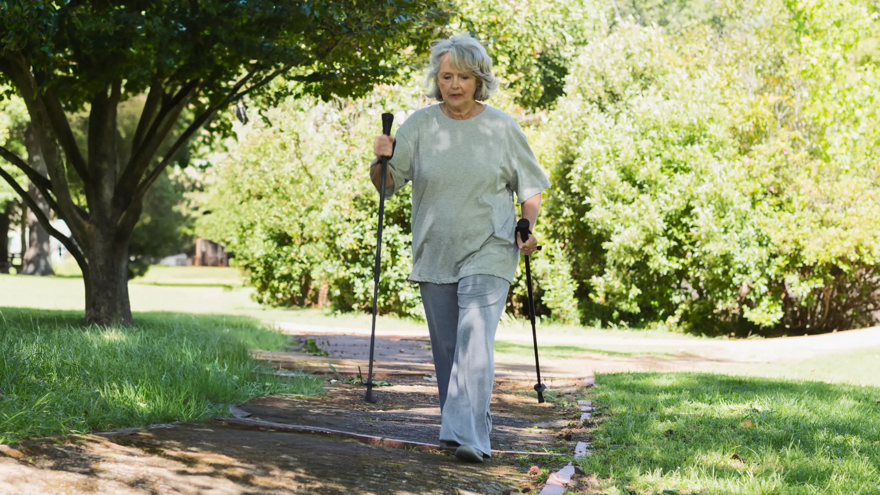 Kobieta idąca z kijkami do nordic walking