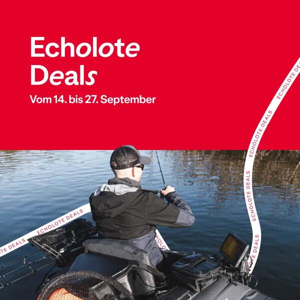 EIn Angler sitzt im Bellyboot auf dem Wasser und angeln. Darüber steht Echolote Deals auf rotem Hintergrund