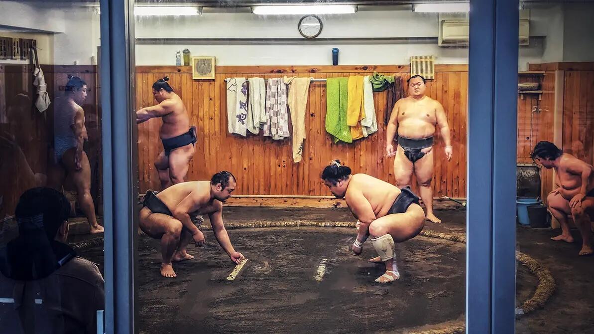 Zawodnicy trenujący japońskie zapasy sumo