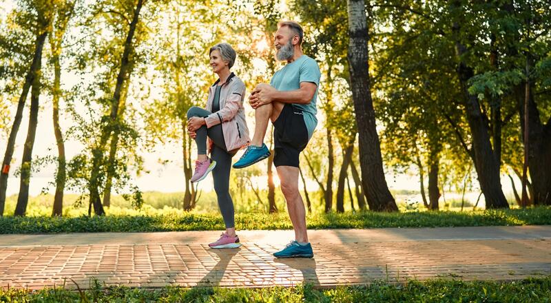 Ćwiczenia dla seniorów na stojąco – zasady, plan i bezpieczeństwo