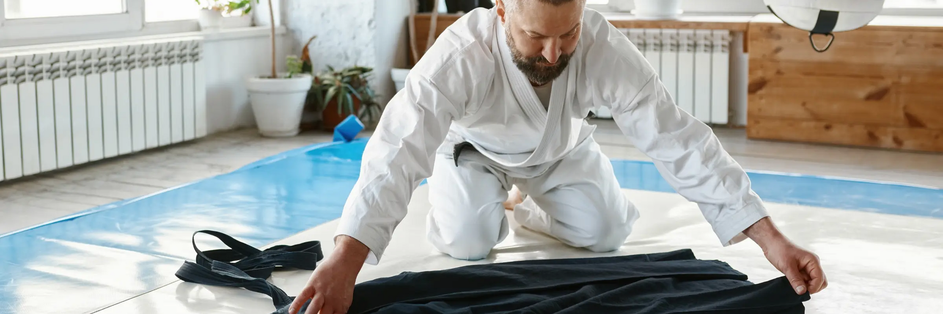Mężczyzna przygotowujący się do treningu aikido w domu