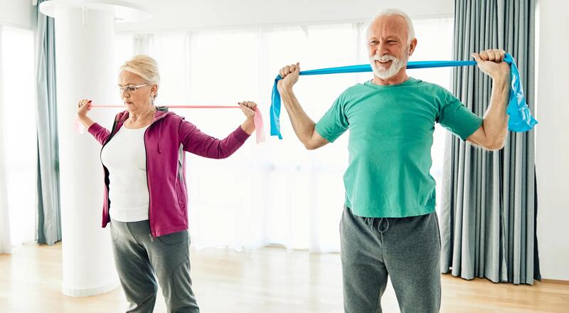 Ćwiczenia z taśmą dla seniorów – trening oporowy