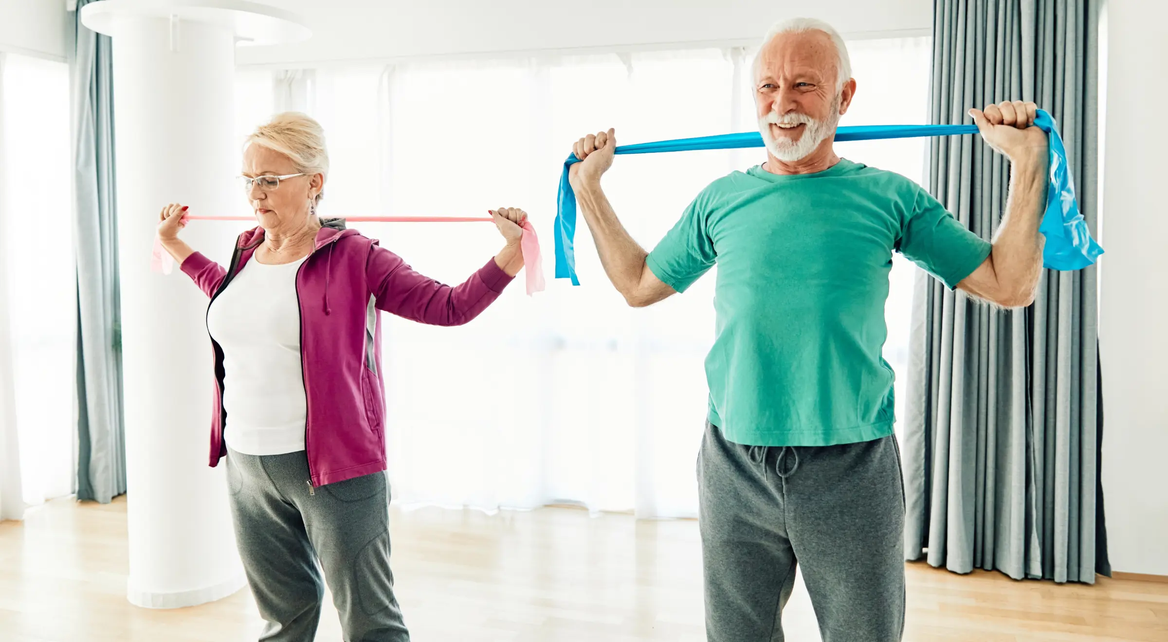 Ćwiczenia z taśmą dla seniorów – trening oporowy