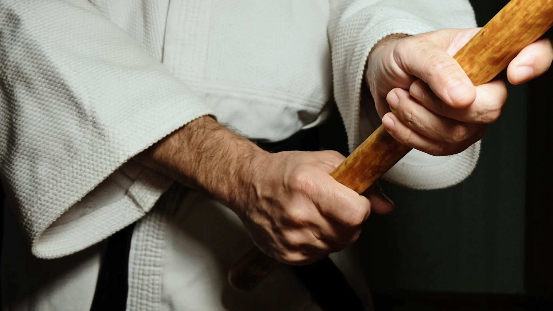 Osoba trzymajaca w rękach bokken
