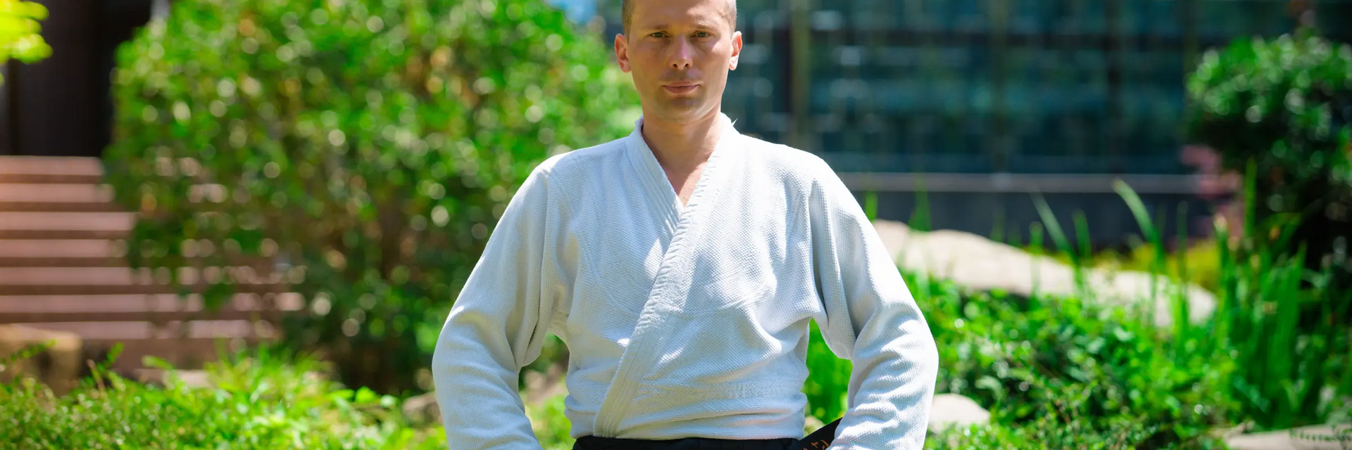 Mężczyzna ćwiczący aikido na trawie