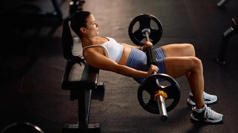 Wznosy bioder w pozycji asymetrycznej (B-stance hip thrust)
