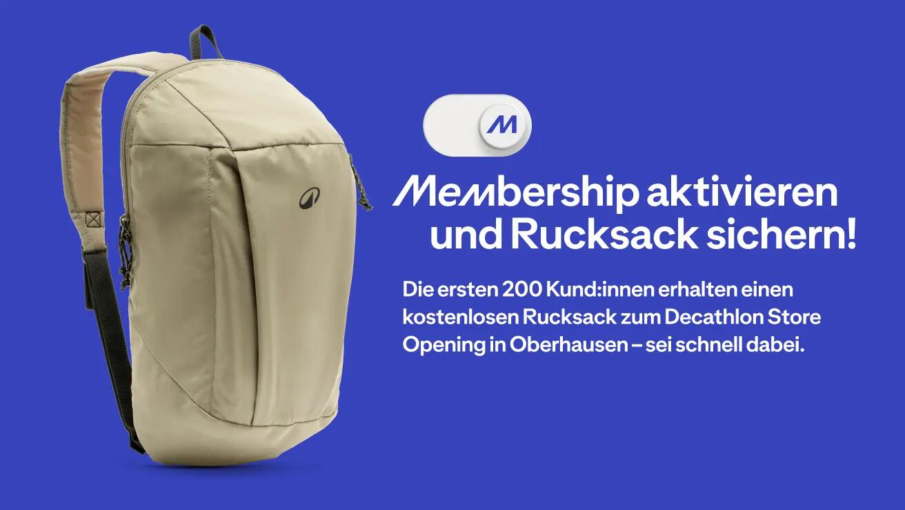 Werbebanner auf blauem Hintergrund. Auf der linken Seite ist ein beigefarbener Rucksack abgebildet. Rechts steht neben einem Schalter-Symbol mit einem "M" der Text: "Membership aktivieren und Rucksack sichern! Die ersten 200 Kund:innen erhalten einen kostenlosen Rucksack zum Decathlon Store Opening in Oberhausen – sei schnell dabei."