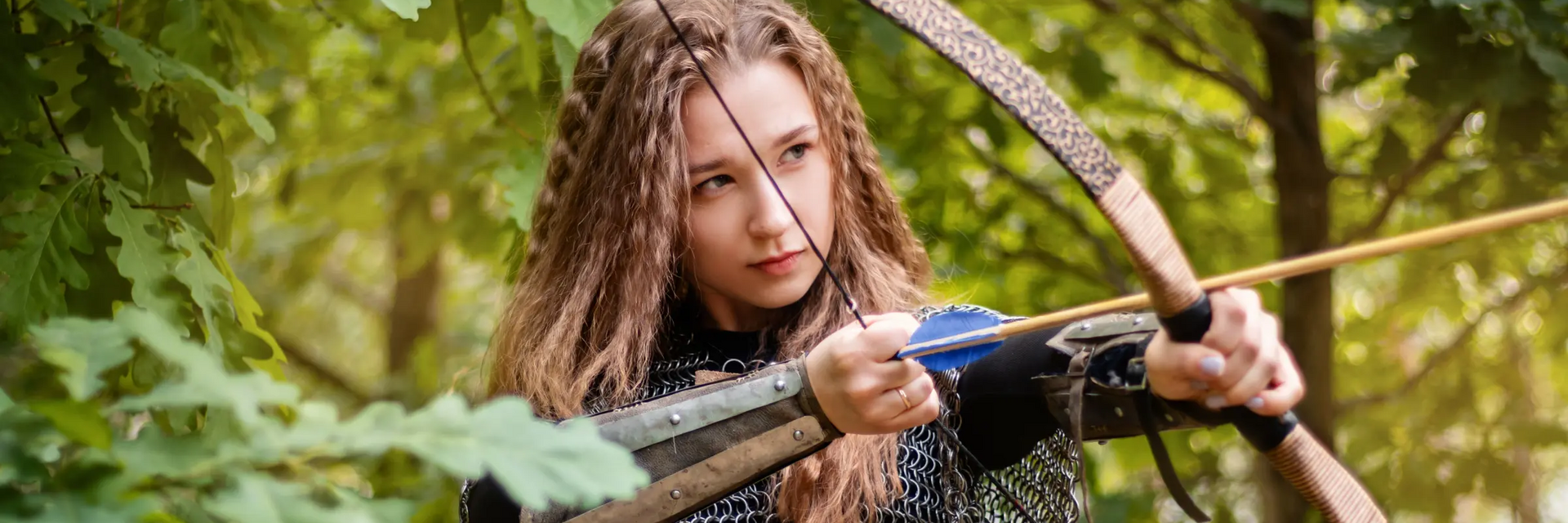 Dziewczyna strzelająca z łuku biorąca udział w LARP