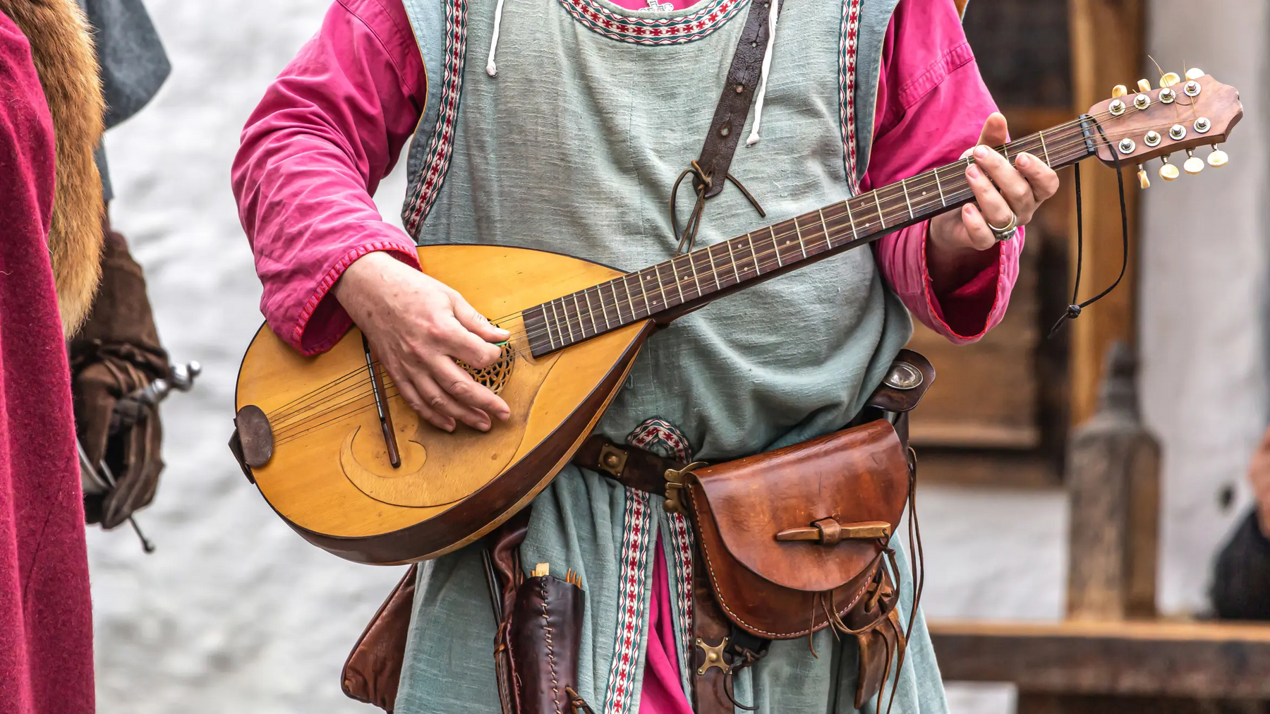 Osoba grająca na gitarze