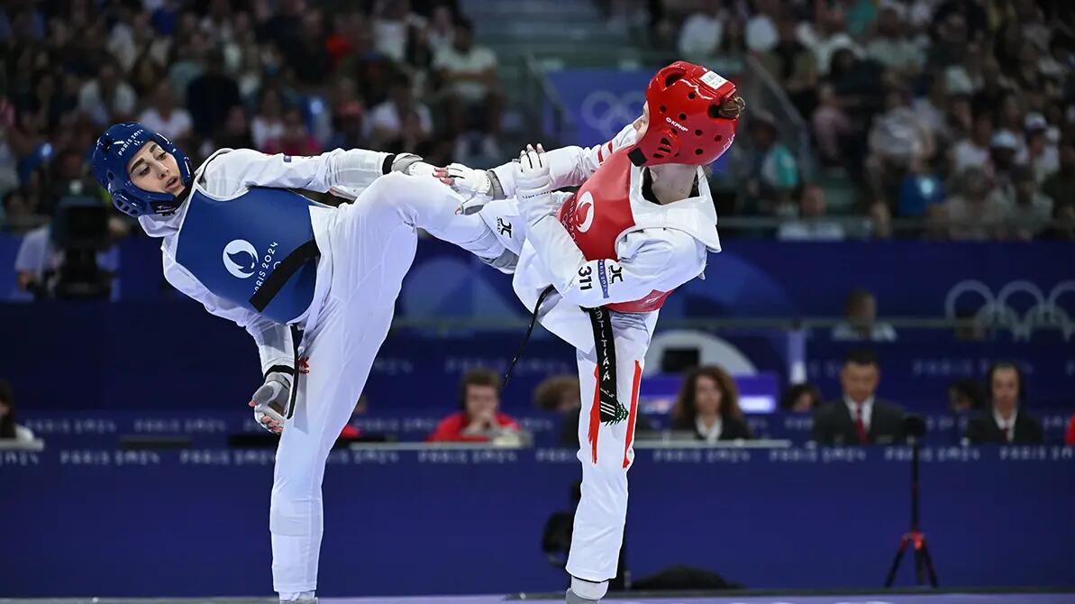 Dwie kobiety walczące taekwondo olimpijskie