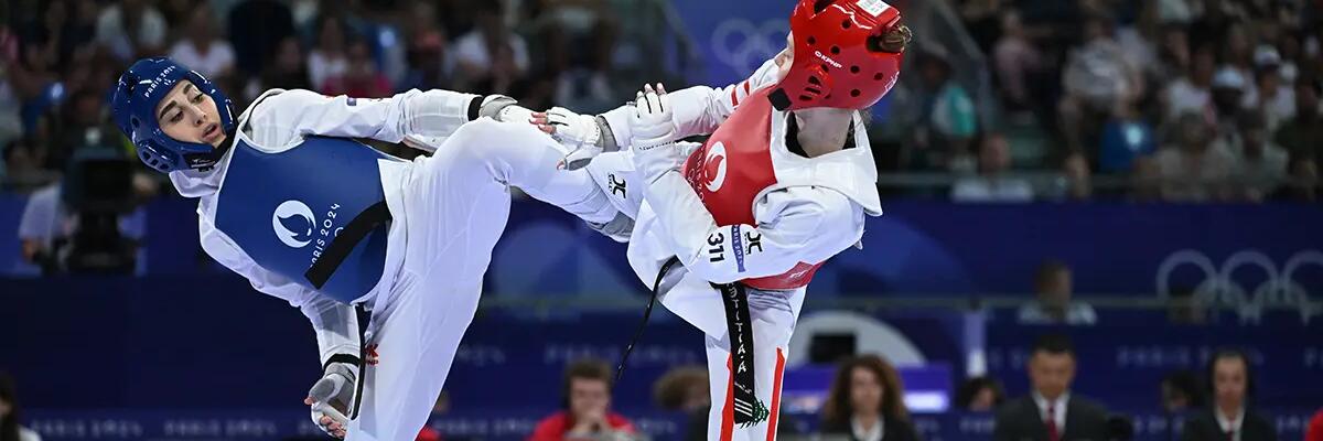 Dwie kobiety walczące taekwondo olimpijskie